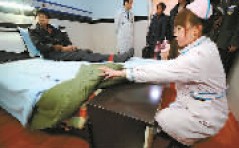 2.24米巨人12年来第一次乘车(图)