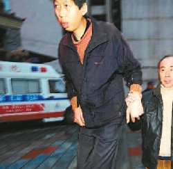 2.24米巨人12年来第一次乘车(图)