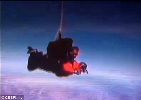 美百岁老翁1.3万英尺高空跳伞 庆祝生日