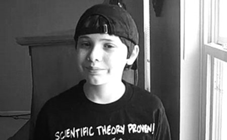 美国12岁小男孩从小患自闭症 智商达170超爱因斯坦