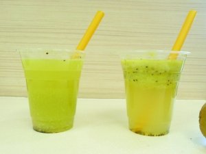 揭秘街头“鲜榨果汁”真相 由添加剂勾兑而成