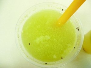 揭秘街头“鲜榨果汁”真相 由添加剂勾兑而成