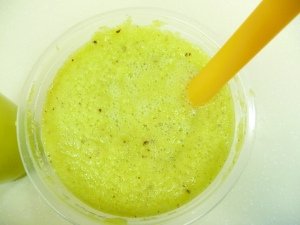 揭秘街头“鲜榨果汁”真相 由添加剂勾兑而成