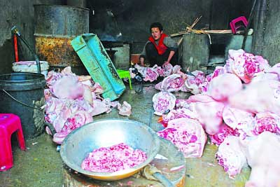 黑作坊日产几百斤猪头肉 松香拔毛苍蝇成群