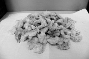 水产商曝化学药剂泡虾仁 一斤虾仁掺半斤冰(图)