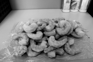 水产商曝化学药剂泡虾仁 一斤虾仁掺半斤冰(图)