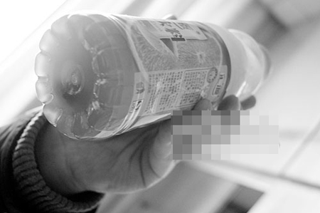 汇源果汁瓶内疑现黑色异物 厂家称不排除保存不当所致