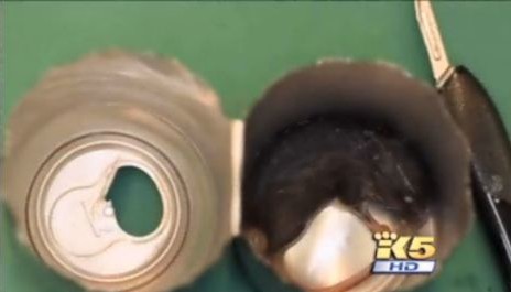 美国小伙喝饮料竟喝出死老鼠 当场呕吐不止