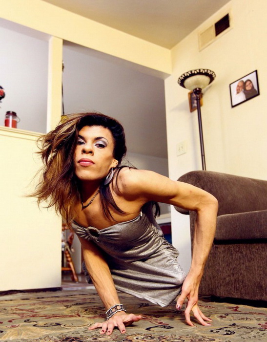 美国半身变性人双手撑起人生