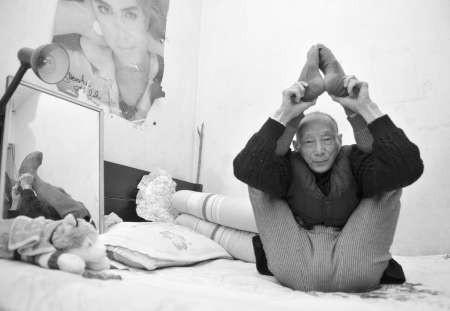 86岁大爷自学瑜伽22年练成“骨坚强”(组图)