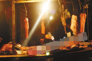 重庆查扣可疑猪肉 出售前先抹粉“化妆”