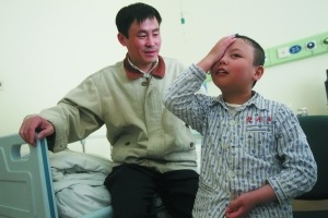 用钛合金撑起颅骨 山东半脑男孩“圆头梦”圆