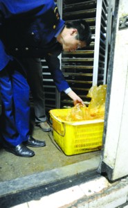 合肥工商昨晚突查超市 揪出了染色蛋糕