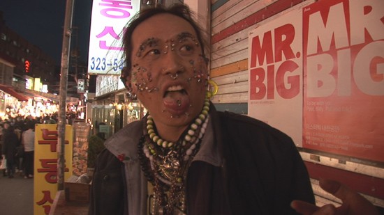 韩男子全身打孔百处致面部不能发笑(图)