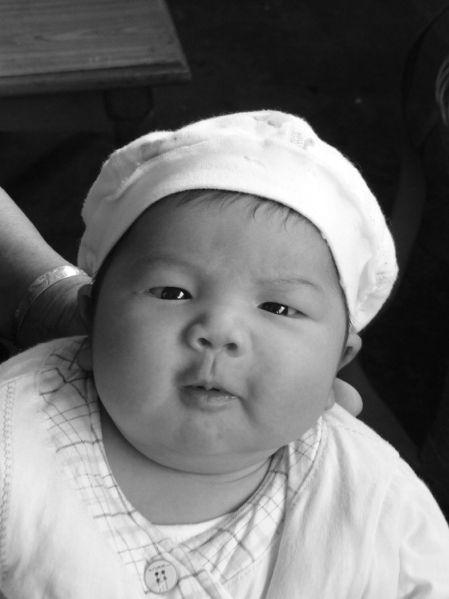 新生“超级宝宝”重达12斤 医生大呼罕见(图)