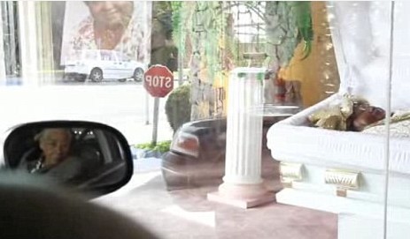 美国人推出“橱窗葬礼” 亲友可坐在车内瞻仰遗容