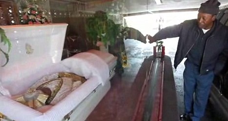 美国人推出“橱窗葬礼” 亲友可坐在车内瞻仰遗容