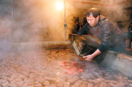 重庆两人涉嫌生产毒血旺被批捕 摊贩称该血旺质量好