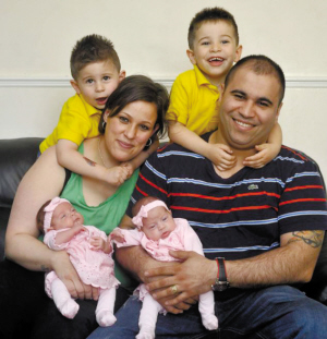 英国一对夫妇生下两对双胞胎 四个孩子同日生日