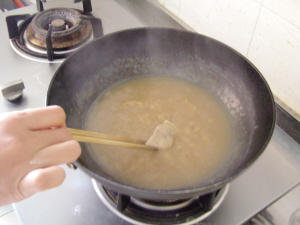 百斤猪肉造假牛肉可省约900元 牛肉纹理可压出