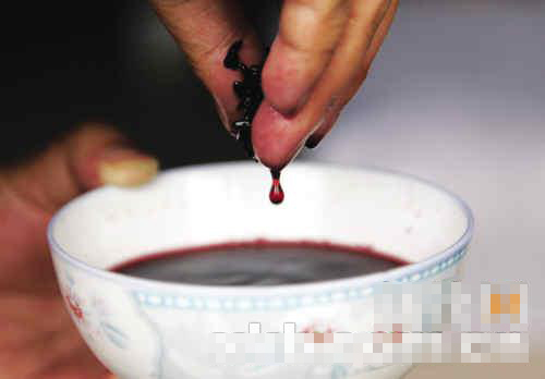 广东现染色黑米泡水如墨 孕妇食用担心影响婴儿(图)