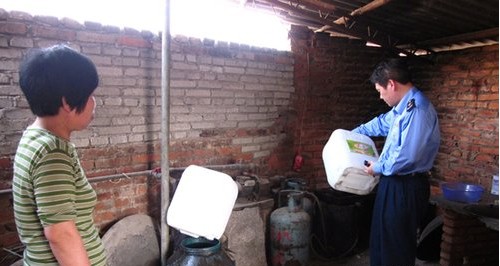 黑作坊使用地沟油加工面包被查(组图)