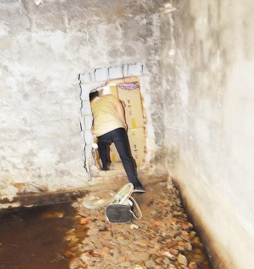 废弃养殖场里制假烟142万元 制假者挖洞逃跑(图)