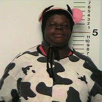 美男子扮“奶牛侠盗” 超市偷牛奶分发给他人