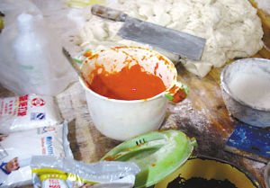 重庆渝中区查获含柠檬黄“染色馒头”(图)