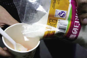 1角成本制出十多元果汁 鲜榨橙汁不含橙(组图)