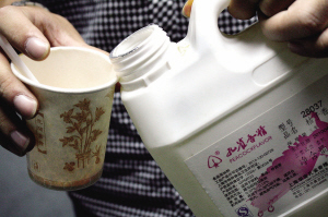 1角成本制出十多元果汁 鲜榨橙汁不含橙(组图)