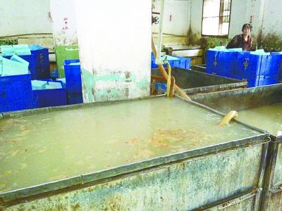武汉餐具企业卫生状况堪忧 消毒机内放鞋垫(图)
