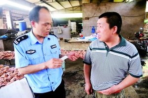 黑作坊使用松香加工猪头肉 厂房遍布苍蝇(图)