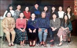 超级妈妈25年连生12胎女儿 专家称太罕见(图)
