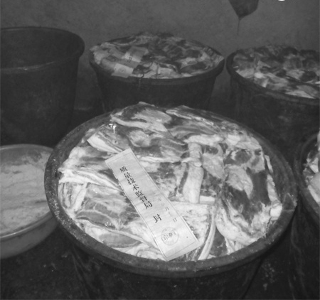 湖南查获三无黑作坊 查扣染色腊肉1吨(图)