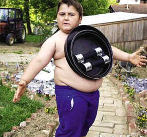 克罗地亚男孩身体能吸金属50斤 可自由控制(图)