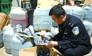 北京黑作坊用酒浆勾兑假洋酒 一个月卖千余箱