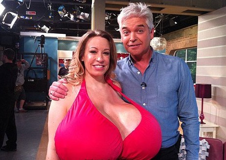 35岁脱衣舞娘胸部重达24公斤 每月长1英寸(图)