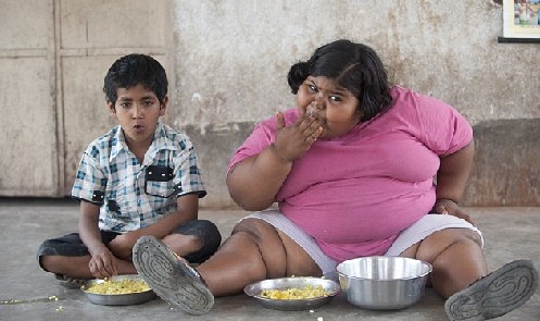 印6岁女孩周食量可喂饱一个村或把自己“吃死”