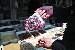 北京市场现染色花椒毒性未明 制售链条曝光