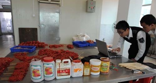 食品厂对鸡排烤肉添加胭脂红 500斤成品被封存