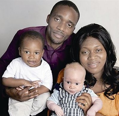 英国黑人夫妇生下白肤金发婴儿 确认为亲生(图)