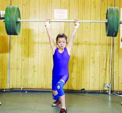 英国11岁女孩酷爱举重 能举28.5公斤杠铃(图)