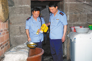 地下黑糖厂车间系猪圈改造 缸里糖水长满虫