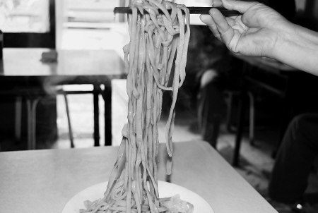 面店员工揭黑：菠菜面90%用色素染成 面工不吃