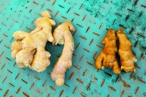 硫磺熏制生姜过程曝光