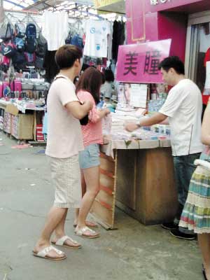 劣质美瞳让人又美又痛 地摊热销网购对暗号(图)