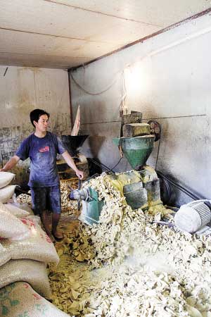 天津素食黑心作坊:脚踩鼠咬 工业原料随意加(图)