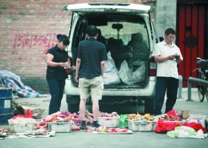 北京商贩长期销售过期火腿猪蹄 小餐馆大量购买