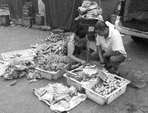 北京商贩长期销售过期火腿猪蹄 小餐馆大量购买